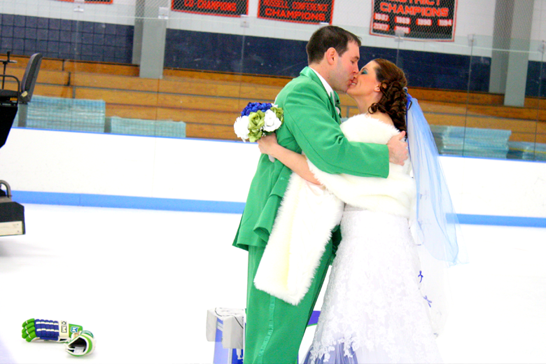 Hockey couple have Hartford Whalers-themed wedding